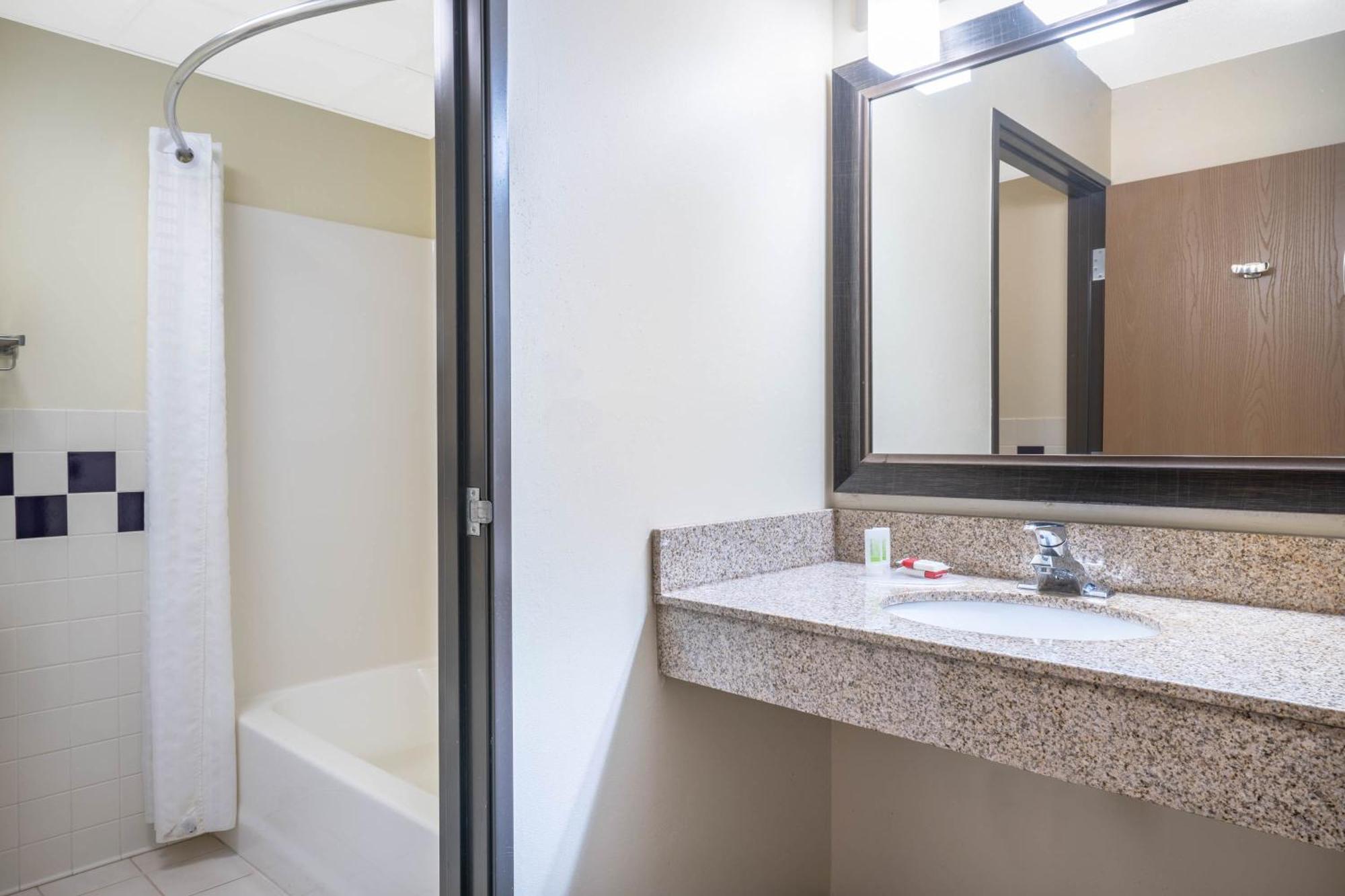 Aspen Hotel Rogers Formerly Americ Inn 외부 사진